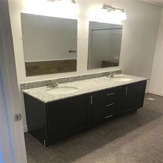 Гранитен плот за баня с мивка